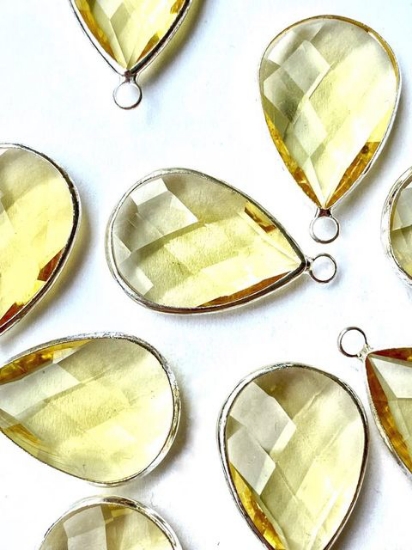 Picture of Glass Pendant Drop 30x20mm Jonquil x1