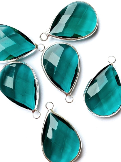 Picture of Glass Pendant Drop 30x20mm Emerald x1