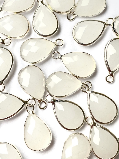 Picture of Glass Pendant Drop 18x11mm Opal White x1