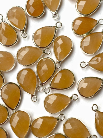 Picture of Glass Pendant Drop 18x11mm Opal Peach x1