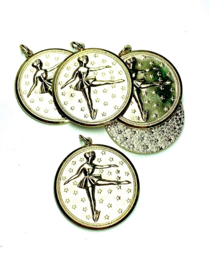 Picture of Pendant Skater 35mm Gold Tone x1