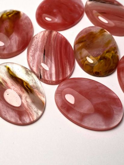 Picture of Cabochon Cherry Quartz Glass 40x30mm oval x1