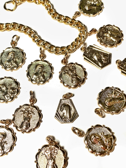 Picture of Charm Saint Mix 18mm Gold Tone x12