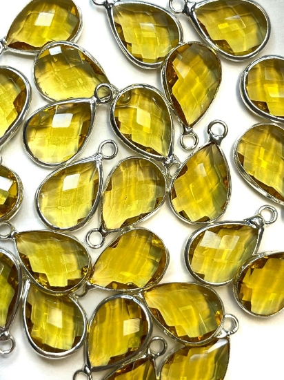 Picture of Glass Pendant Drop 18x11mm Topaz x1