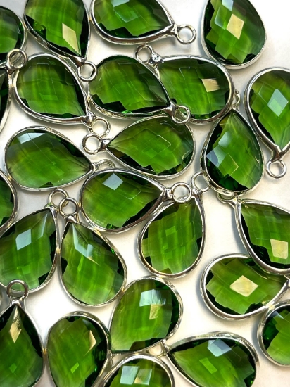 Picture of Glass Pendant Drop 18x11mm Green x1