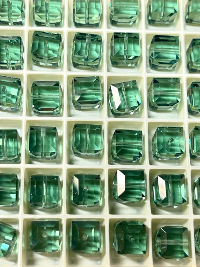 Picture of Swarovski 5601 Cube 8mm Ernite x1