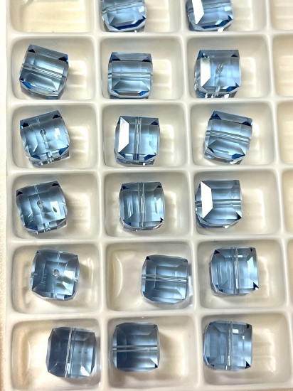 Picture of Swarovski 5601 Cube 8mm Light Sapphire x1