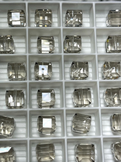 Picture of Swarovski 5601 Cube 8mm Crystal Silver Shade B 8mm x1
