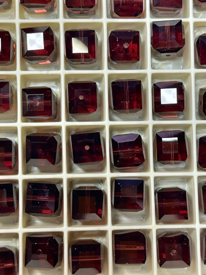 Picture of Swarovski 5601 Cube 8mm Burgundy x1