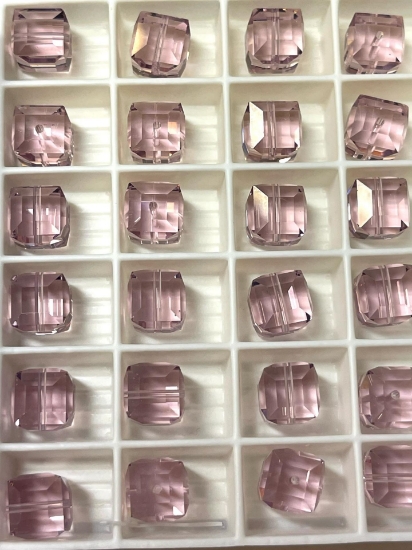 Picture of Swarovski 5601 Cube 8mm Light Amethyst x1