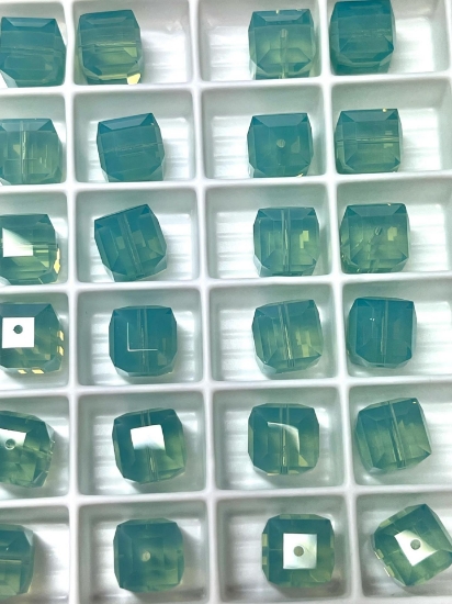 Picture of Swarovski 5601 Cube 8mm Pacific Opal x1