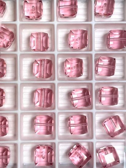 Picture of Swarovski 5601 Cube 8mm Light Rose x1