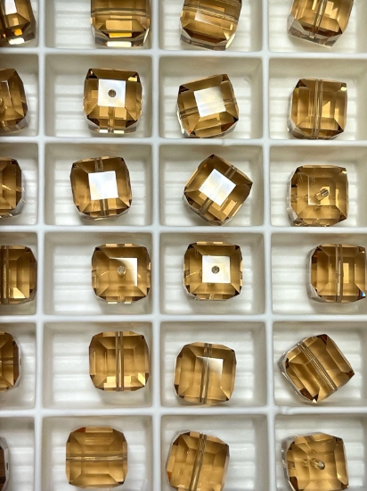 Picture of Swarovski 5601 Cube 8mm Light Colorado Topaz x1
