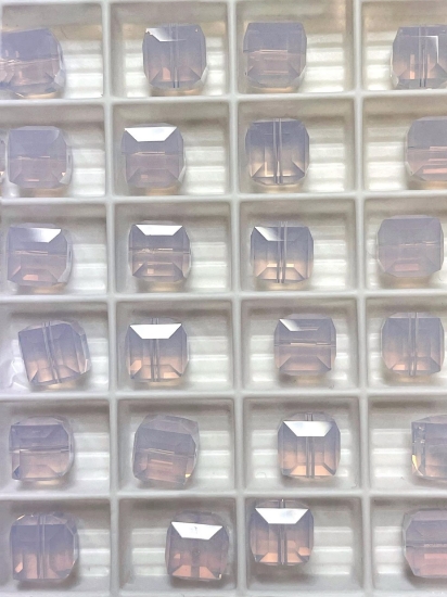 Picture of Swarovski 5601 Cube 6mm Violet Opal x1