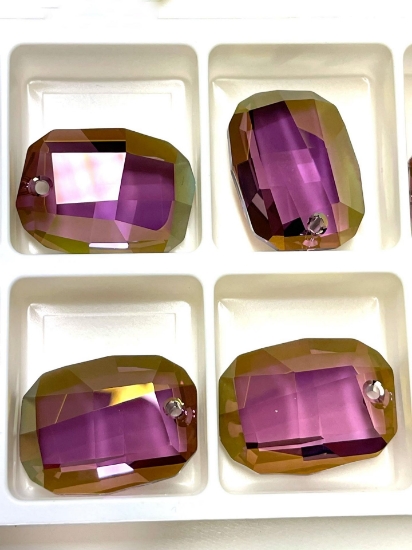 Picture of Swarovski 6685 Graphic Pendant 28mm Crystal Lilac Shadow x1