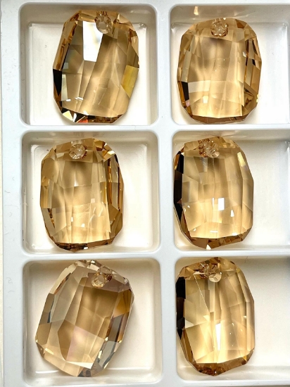 Picture of Swarovski 6685 Graphic Pendant 28mm Crystal Golden Shadow x1