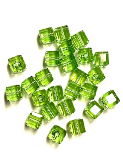 Picture of Swarovski 5601 Cube 6mm Peridot x1