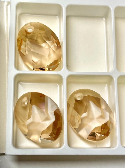 Picture of Swarovski 6911 Kaputt Oval 36mm Crystal Golden Shadow x1
