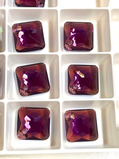 Picture of Swarovski 6431 Princess Cut Pendant 16mm Amethyst Shimmer x1