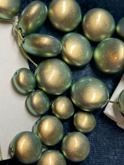 Picture of Swarovski 5860 Coin 16mm Iridescent Green Pearl x1