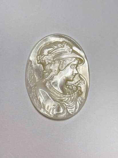 Picture of Cameo shell (natural)  lady with necklace 40x30mm oval x1