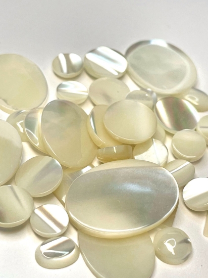 Picture of Cabochon mother-of-pearl shell (bleached) 5mm - 28mm Mix shape x10
