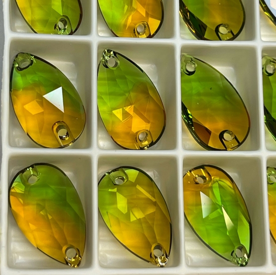 Picture of Swarovski 3230 Pear 18x10mm Fern Green Topaz Blend x1