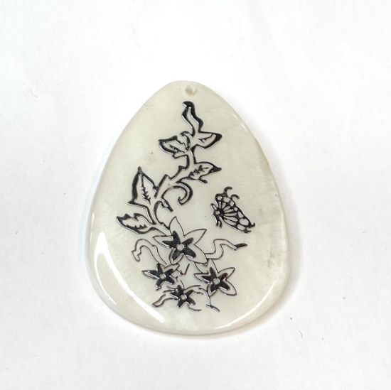 Picture of Mother-of-Pearl Pendant 30x40mm Drop Laser Motif x1