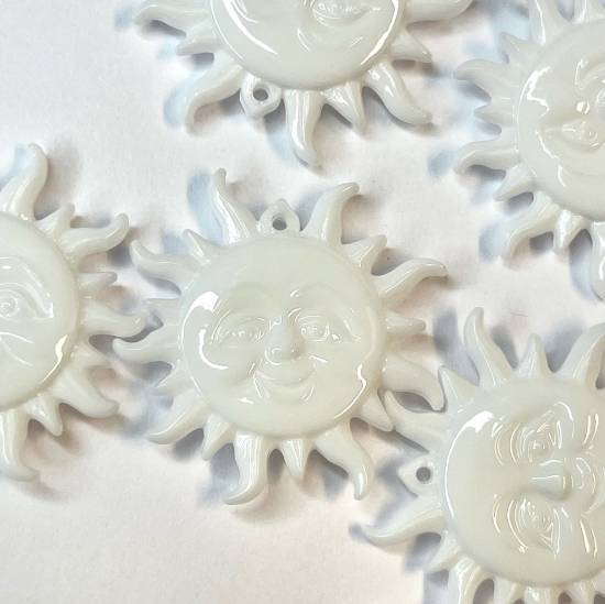 Picture of Vintage Acrylic Pendant Sun 28mm White x1