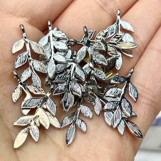 Picture of Pendant Leaf  25x11x1mm Platinum Plated x1