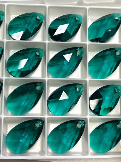 Picture of Swarovski Tear drop 6106 22mm Emerald x1