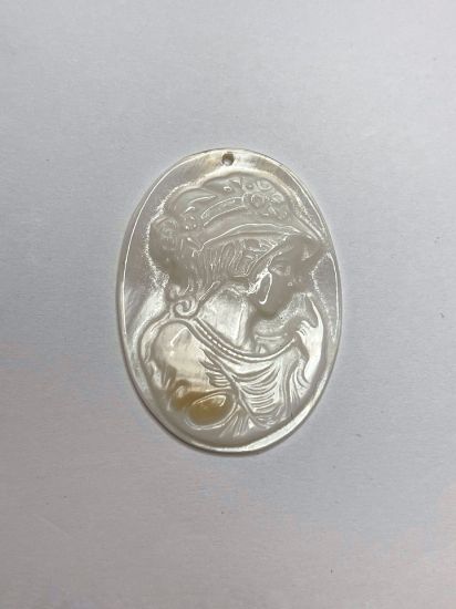 Picture of Cameo shell (natural) lady with necklace 31x23mm oval x1