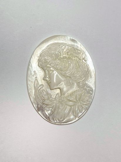 Picture of Cameo shell (natural)  lady with flowers 39x30mm oval x1