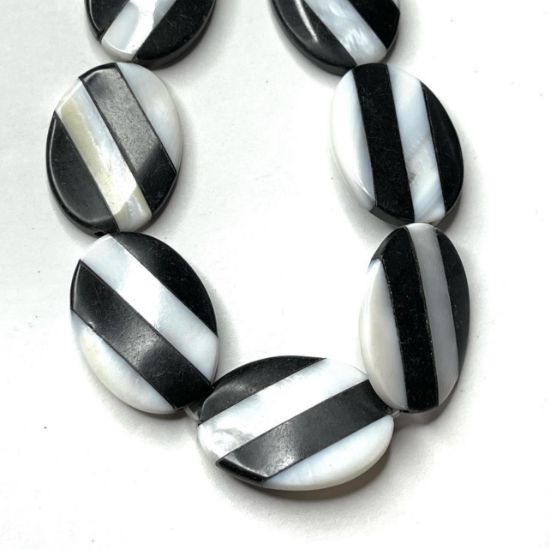 Picture of Mother-of-Pearl Shell oval 25x18mm Black White x1