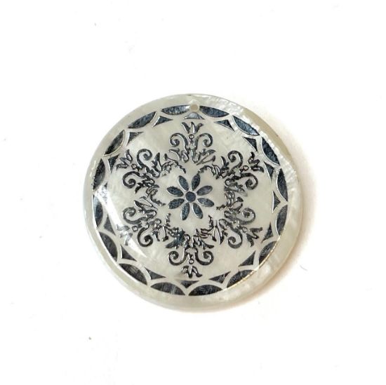 Picture of Mother-of-Pearl Pendant 27mm Round Laser Motif x1