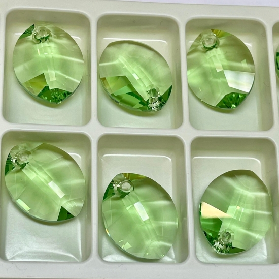 Picture of Swarovski 6734 Pure Leaf 23mm Peridot x1