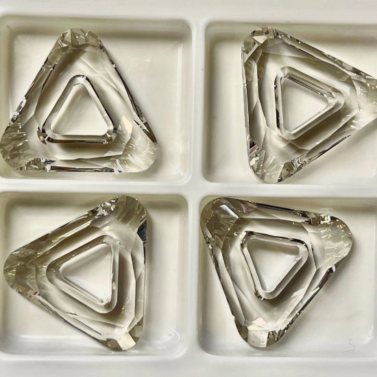 Picture of Swarovski 4737 Organic Cosmic Triangle 30mm Silver Shade x1