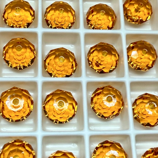 Picture of Swarovski 5040 Briolette Bead 8mm Topaz x1