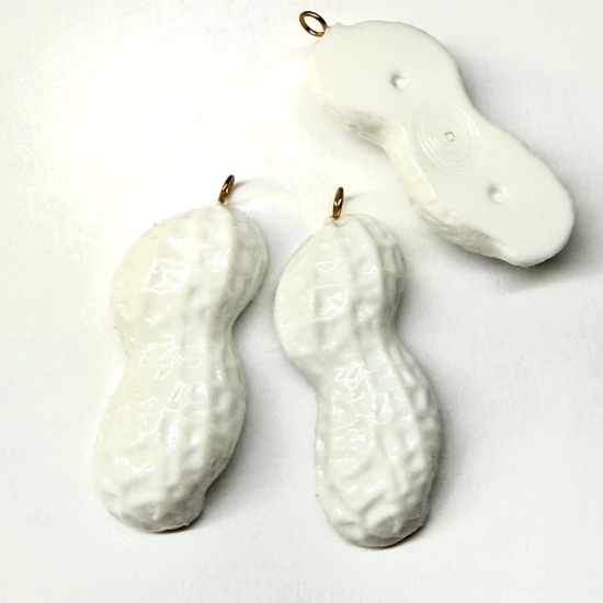 Picture of Vintage Acrylic Pendant Peanut 37x23mm White x1