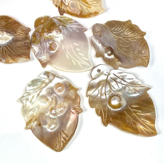 Afbeeldingen van Blister Pearl Pendant Carved Leaf 35x48mm x1