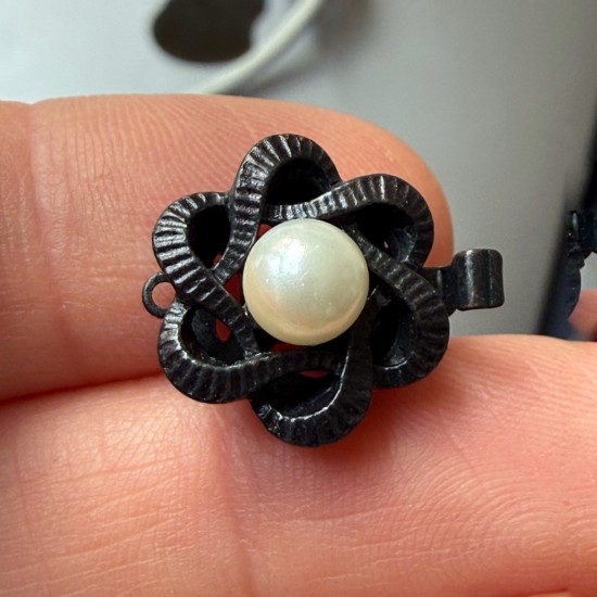 Bild von Neumann Clasp 15mm Flower w/ Swarovski Pearl Black Copper Plated x1