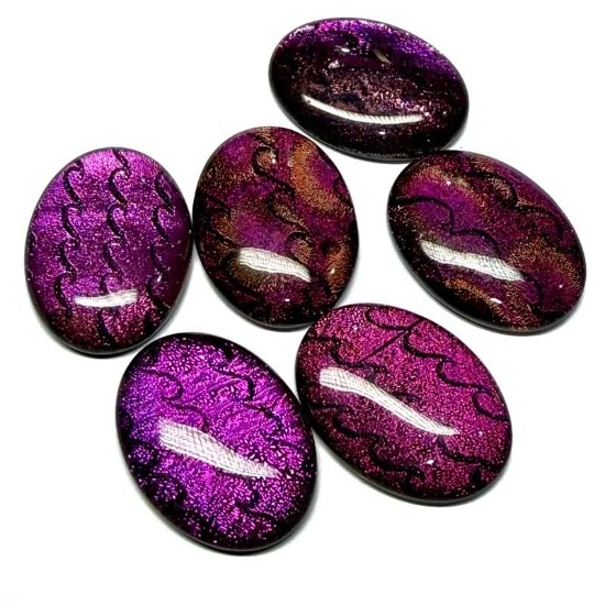 Afbeeldingen van Dichroic Glass Cabochon 40x30mm oval Magenta Shades x1