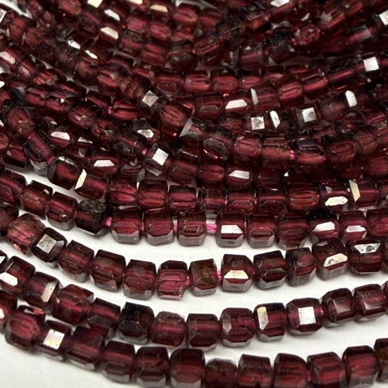 Image de Garnet bead 2mm faceted cube x38cm