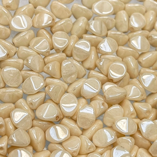 Picture of Pinch Bead 5mm Chalk White Champagne Luster x50