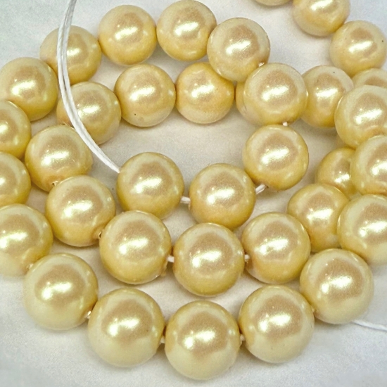 Picture of Preciosa Nacre Round Maxima 8mm Pearlescent Yellow x10